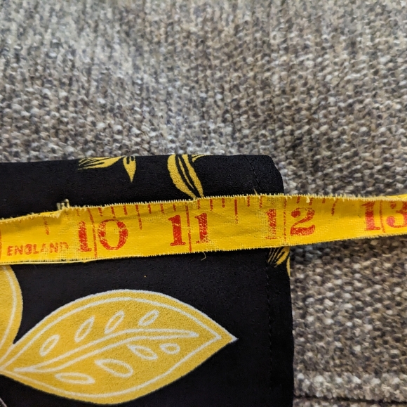 LOFT black, flutter sleeve blouse in a yellow floral pattern, size 24 - Picture 10 of 12